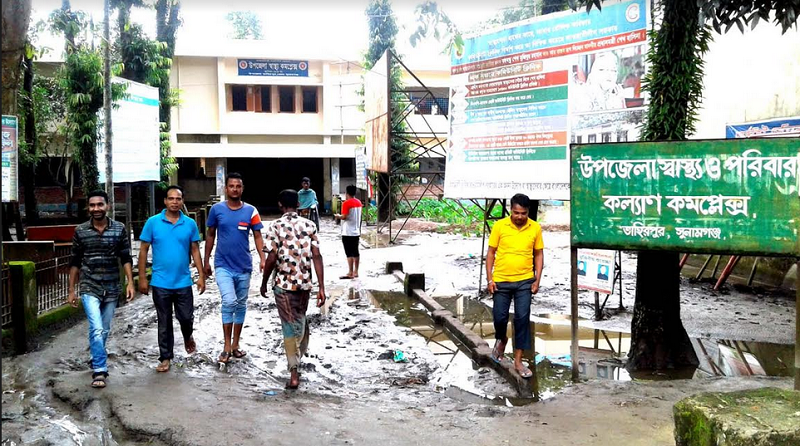 তাহিরপুর উপজেলা স্বাস্থ্য কমপ্লেক্সে প্রবেশের সড়কে চরম দূর্ভোগ